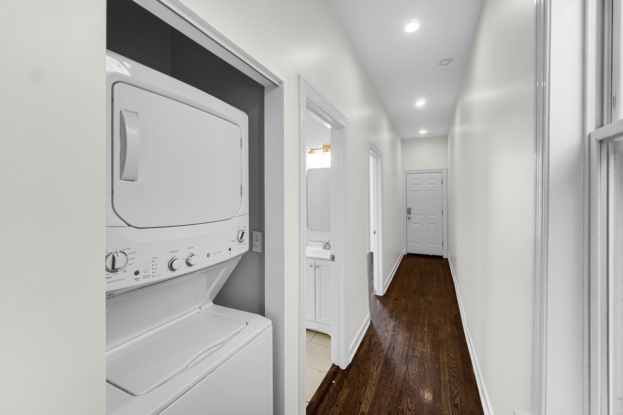  #1897: Near West Side - Queen Bedroom C W/ Private Bathroom  -  #1897: Near West Side  - Gallery -  8