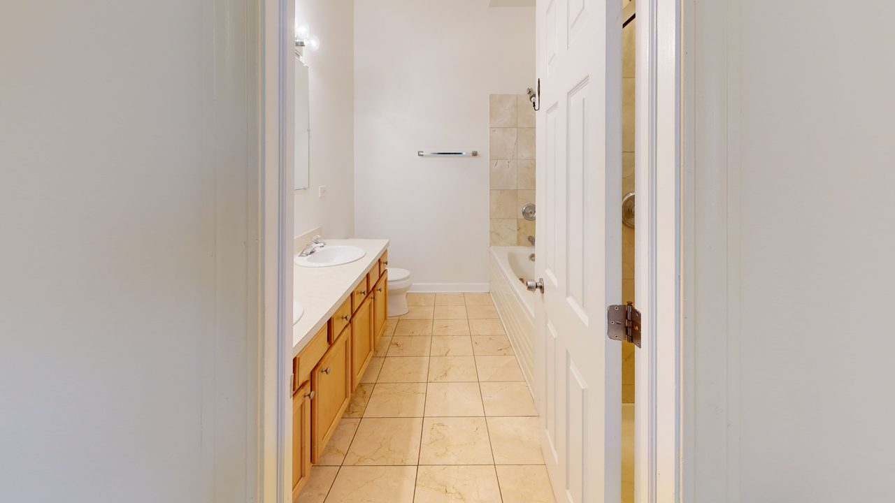  #1897: Near West Side - Queen Bedroom C W/ Private Bathroom  -  #1897: Near West Side  - Gallery -  14