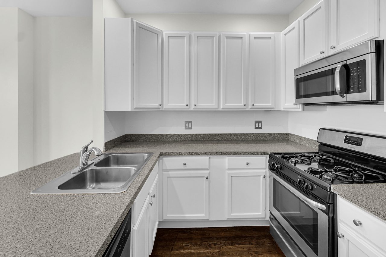  #1897: Near West Side - Queen Bedroom C W/ Private Bathroom  -  #1897: Near West Side  - Gallery -  4