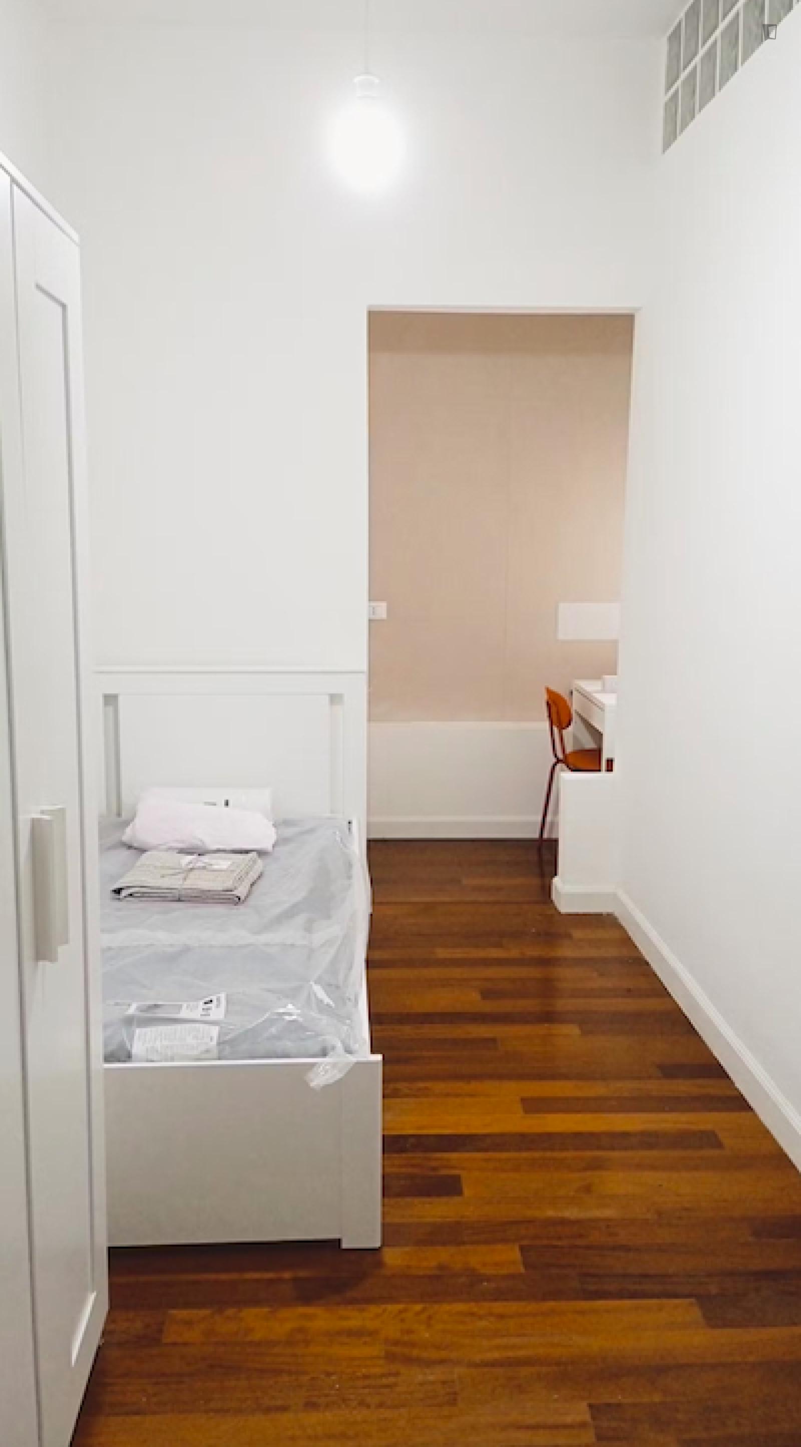 Pleasing Single Bedroom In The City Center - Pleasing single bedroom in the city center - Gallery - 1