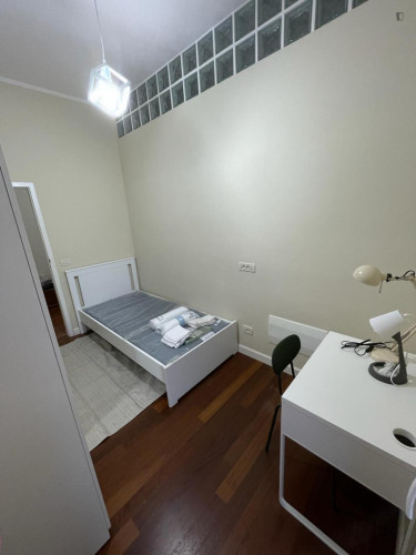 Single bedroom with balcony in 7-bedroom apartment in the city center