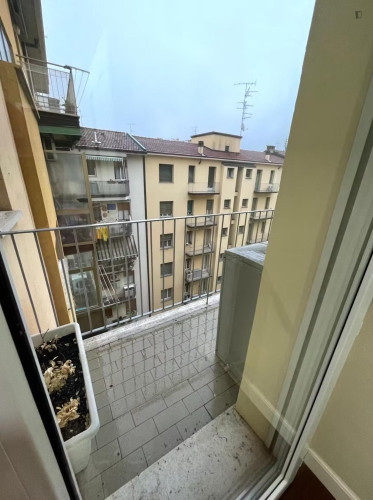 Single bedroom with balcony in 7-bedroom apartment in the city center  - Gallery -  5