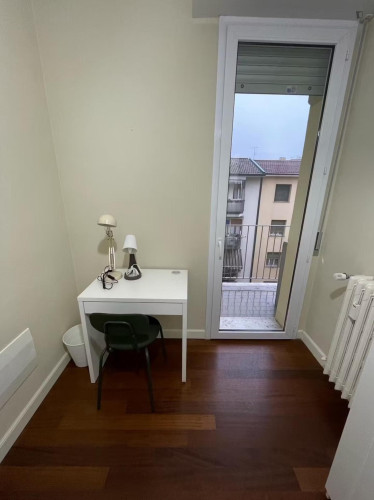 Single bedroom with balcony in 7-bedroom apartment in the city center