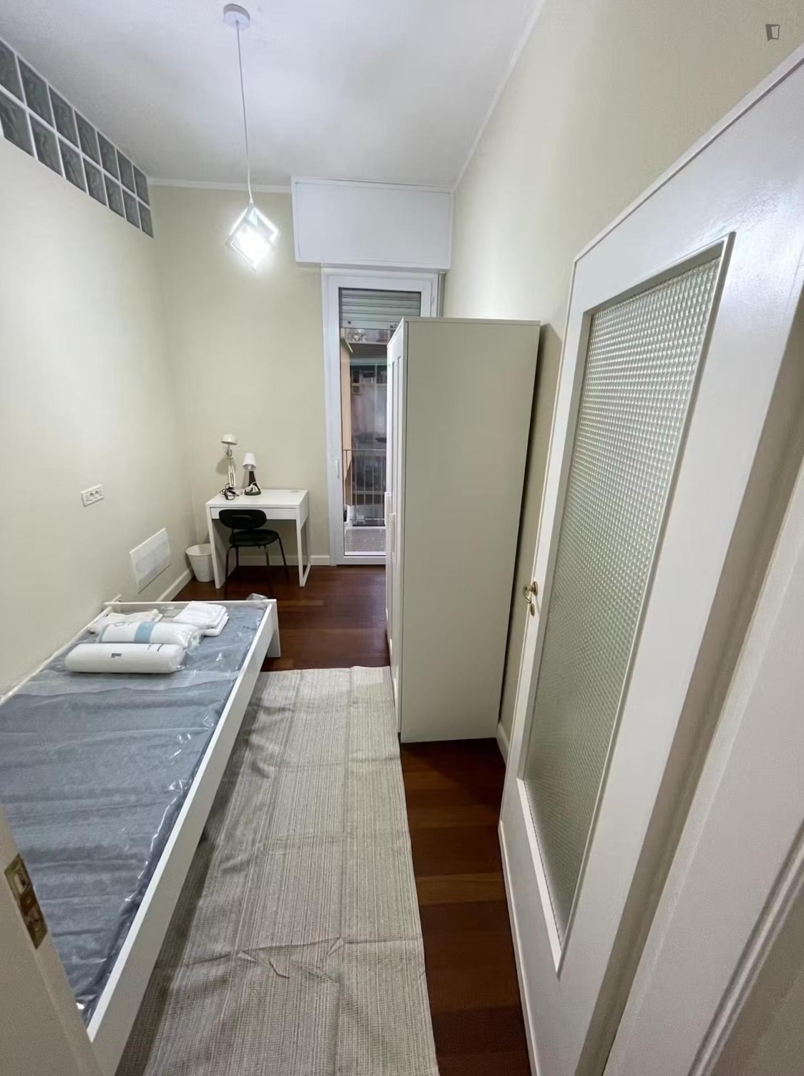  Single Bedroom With Balcony In 7-Bedroom Apartment In The City Center  -  Single bedroom with balcony in 7-bedroom apartment in the city center  - Gallery -  1