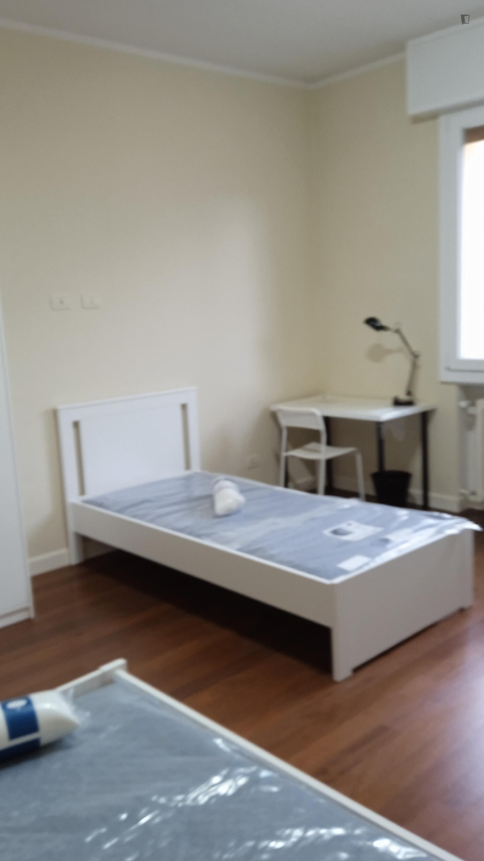 Single Bed In Twin Bedroom In The Center Of Bologna - 1