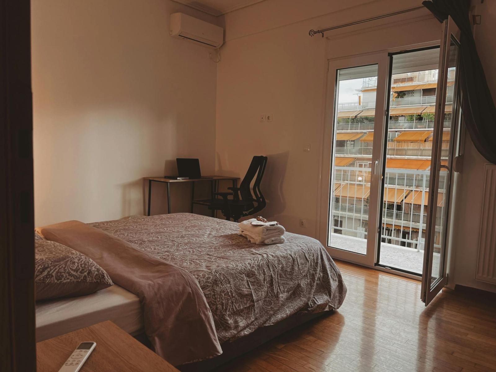  Elegant Double Bedroom With A Balcony Close To Attiki Metro  -  Elegant Double Bedroom with a balcony close to Attiki Metro  - Gallery -  1