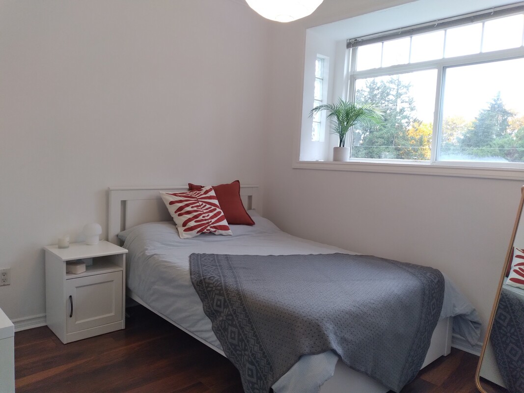 Bright And Cozy Bedroom (Full Room) - 1