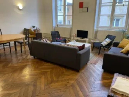 Nice double bedroom near the Lyon-Saint-Paul train station