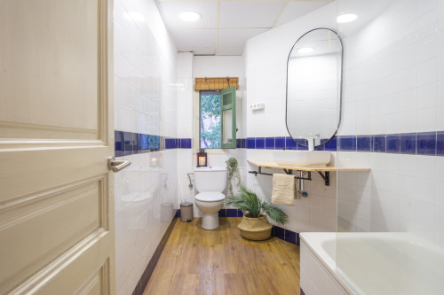 Modernist Coliving Retreat with Stylish Comfort in Authentic Sant Andreu  - Gallery -  5