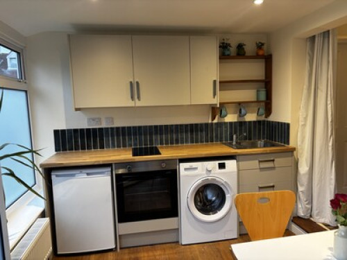 Self-contained annexe/bedsit