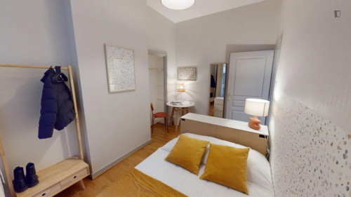 Neat double bedroom near Cordeliers metro
