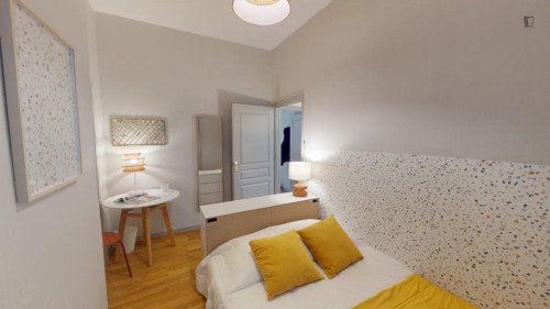 Neat double bedroom near Cordeliers metro