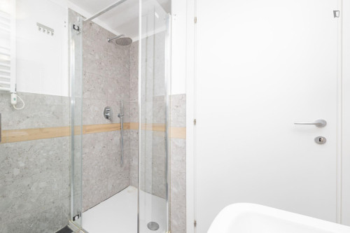 Spacious double bedroom in central Milan