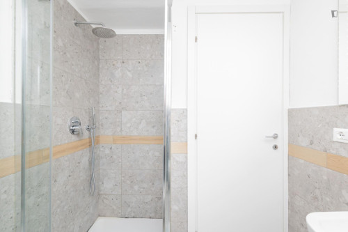 Spacious double bedroom in central Milan