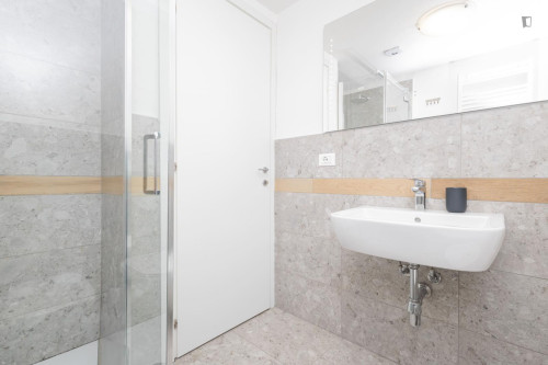 Spacious double bedroom in central Milan