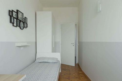 via eustachi 11  private room s3