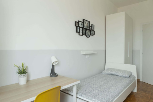 via eustachi 11  private room s3