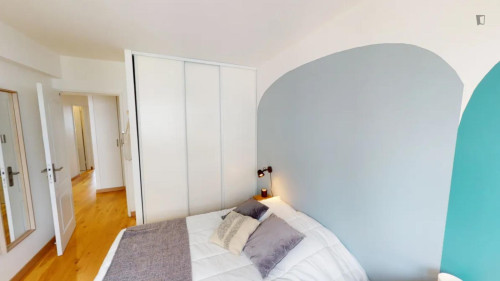 Welcoming double bedroom near La Defense station