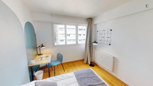 Welcoming double bedroom near La Defense station