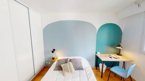 Welcoming double bedroom near La Defense station