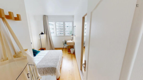Very neat double bedroom near La Defense station