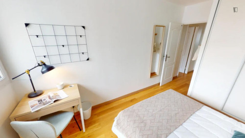 Very neat double bedroom near La Defense station