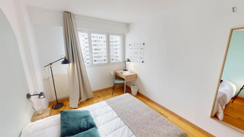 Very neat double bedroom near La Defense station
