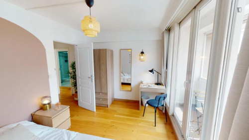 Bright double bedroom near La Defense station