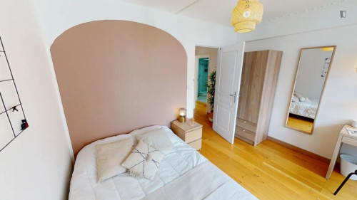 Bright double bedroom near La Defense station