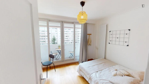 Bright double bedroom near La Defense station