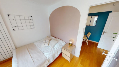 Bright double bedroom near La Defense station