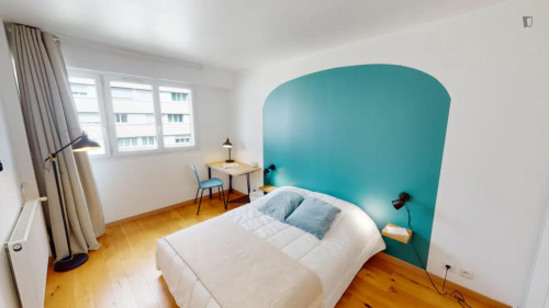 Alluring double bedroom near La Defense station