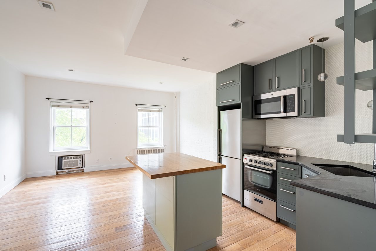  #1287: Chelsea - Studio (Full)  -  #1287: Chelsea  - Gallery -  5