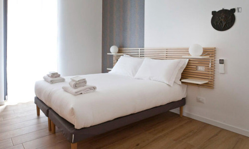 Elegant 2-bedroom apartment close to Stazione Centrale