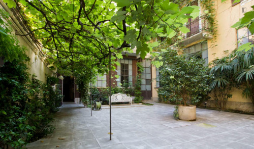 Elegant 2-bedroom apartment close to Stazione Centrale