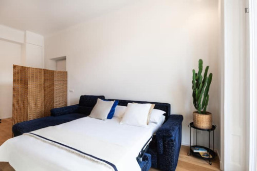 Charming double bedroom with a balcony, near Stazione Centrale