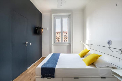 Bright double ensuite bedroom near the Sondrio metro