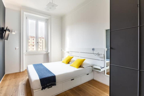 Bright double ensuite bedroom near the Sondrio metro