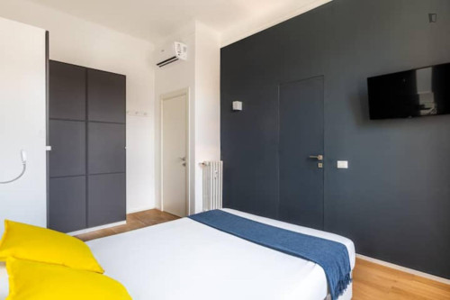 Bright double ensuite bedroom near the Sondrio metro