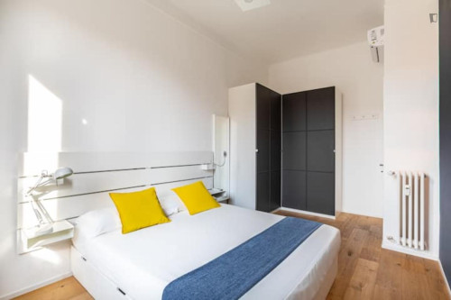 Bright double ensuite bedroom near the Sondrio metro