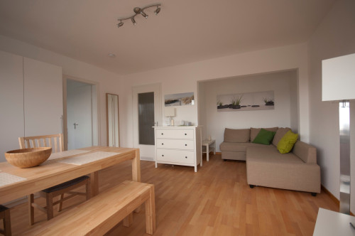 Apartment in quiet side street near train station / zoo