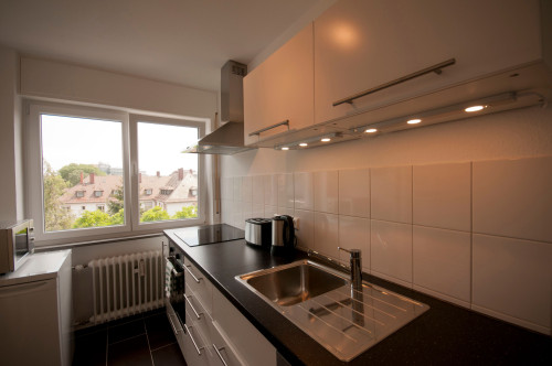 Apartment in quiet side street near train station / zoo - Gallery - 2