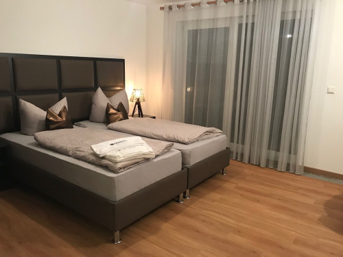 Karlsruhe: Fully furnished apartment with private parking space. Service bookable.