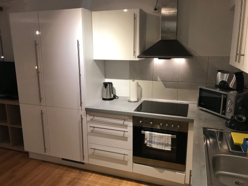 Karlsruhe: Fully furnished apartment with private parking space. Service bookable.