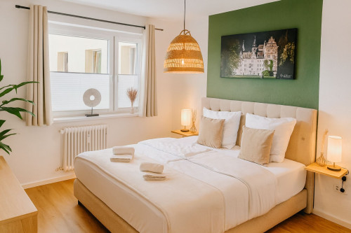 "Arrive. Feel at home. Be at home." Parking, box spring beds, massage chair, fast Wi-Fi, city center