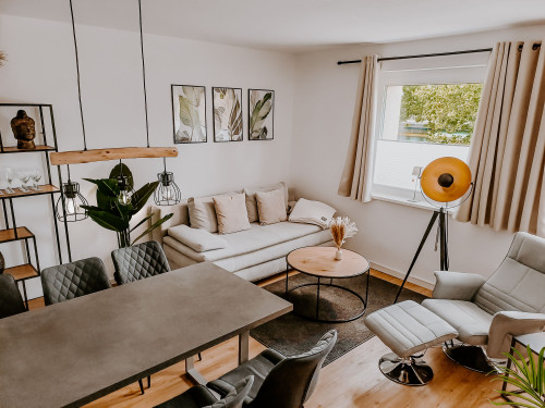 "Arrive. Feel at home. Be at home." Parking, box spring beds, massage chair, fast Wi-Fi, city center