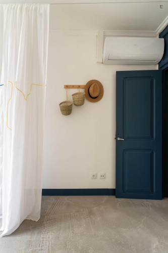 Bright bedroom near Anjos metro station