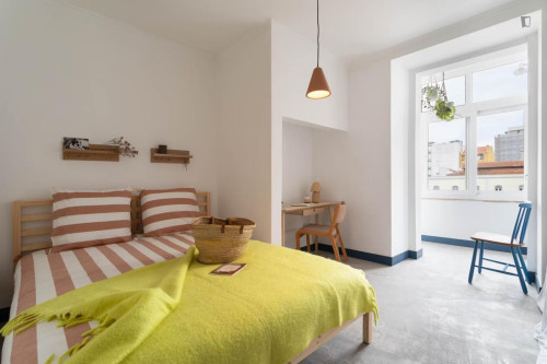 Bright bedroom near Anjos metro station
