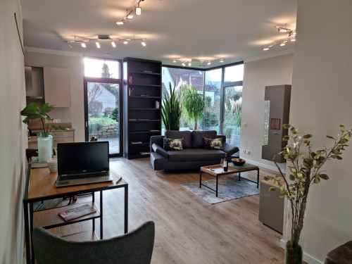 Moderne Wohnung im Erdgeschoss mit Terrasse