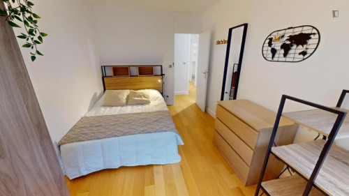 Pleasant double bedroom near the Convention metro station